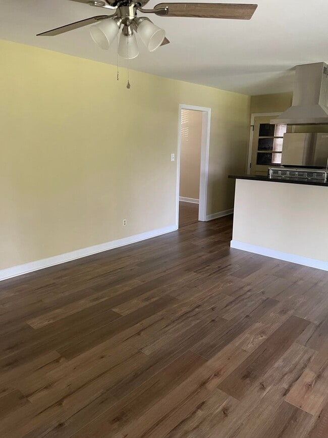 Building Photo - Charming Three Bedroom Brick Ranch in Colu...