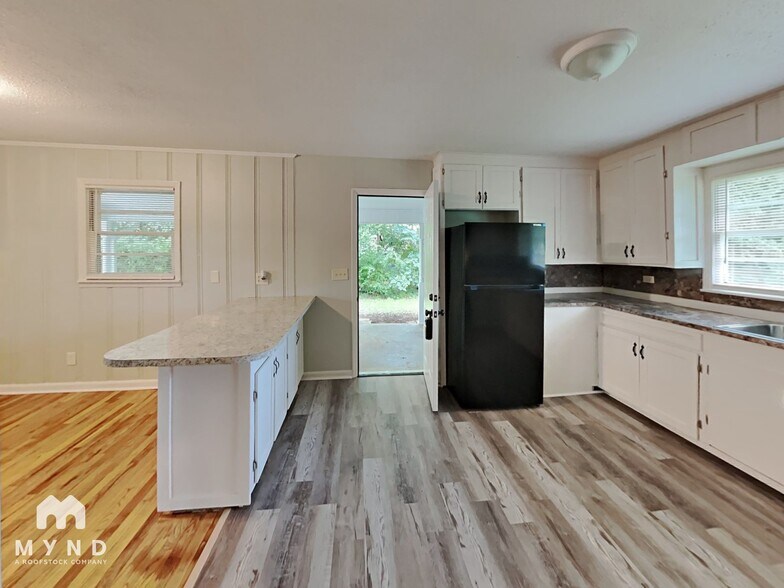 Building Photo - 921 N Highland Dr