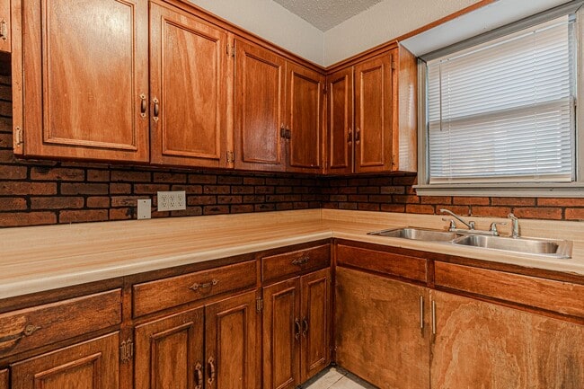 Building Photo - 3 Bed 2 Bath in OKC!