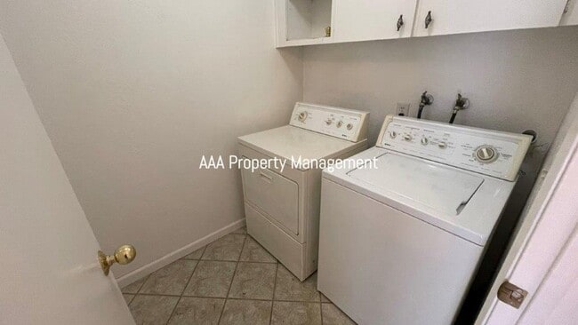 Building Photo - Beautiful 4 bedroom 2.5 bath townhome w/ v...