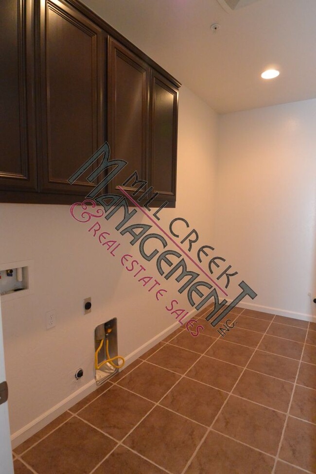Building Photo - NW 3 Bedroom 2 Bath home - No Pets