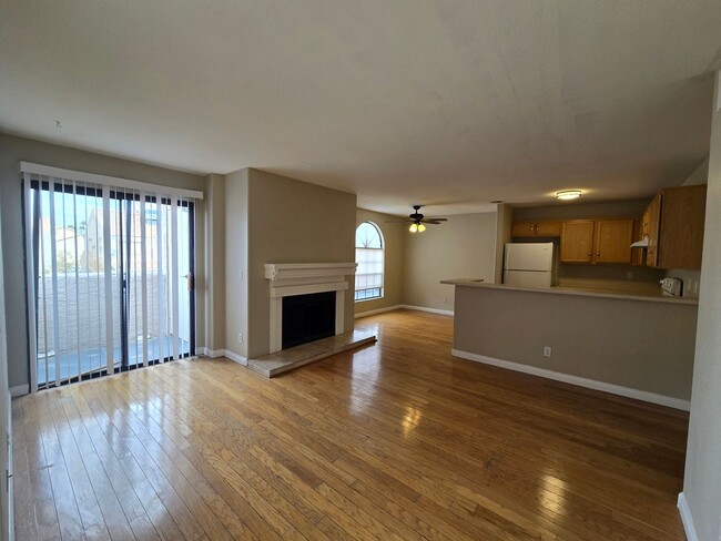 Building Photo - 3 BED / 2 BATH CONDO!!