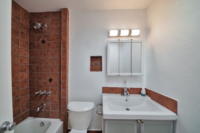 Building Photo - 6 Bed house with Pool near ASU