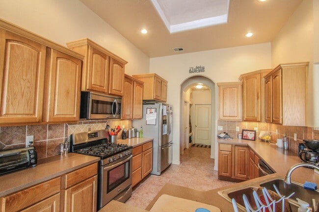 Building Photo - Plenty of space with this 4 Bedroom, 2 Bat...