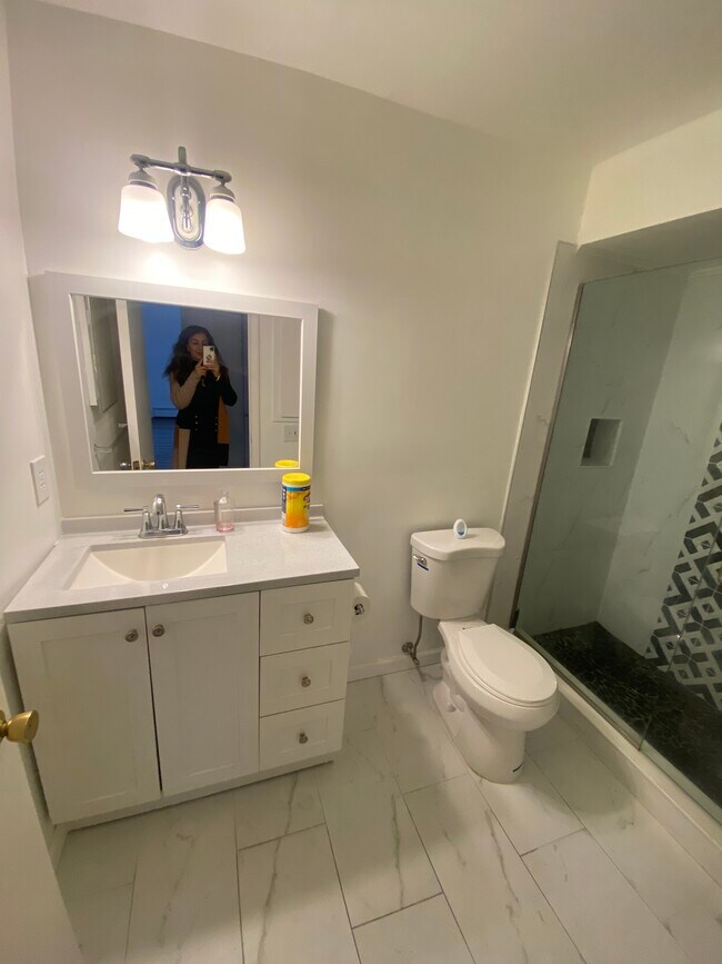 Building Photo - 719 E Walled Lake Dr