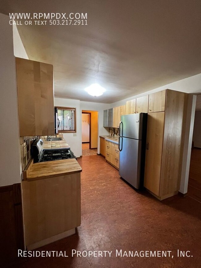 Building Photo - Upper-Level Mid Century Duplex Ranch - Ele...