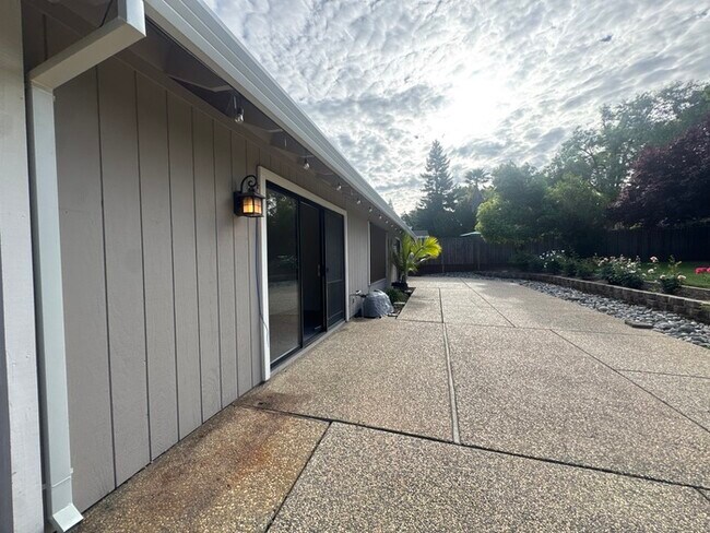 Building Photo - Stunning 3 bedroom 2.5 bathroom home in Folsom with large backyard