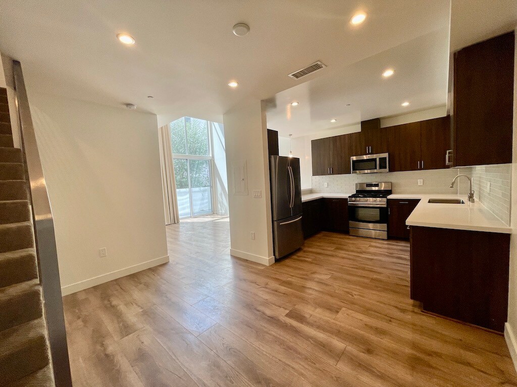 Building Photo - 6133 Fountain Ave