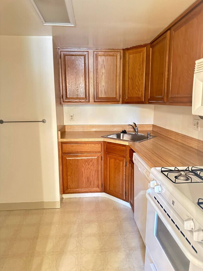 Building Photo - Spacious 2 bed 2 bath condo in Reston!