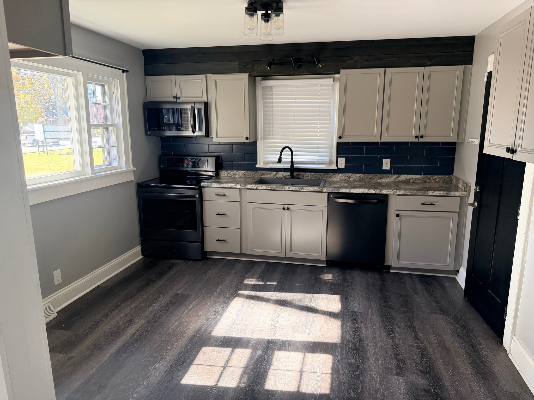 Building Photo - 1828 Statesville Blvd