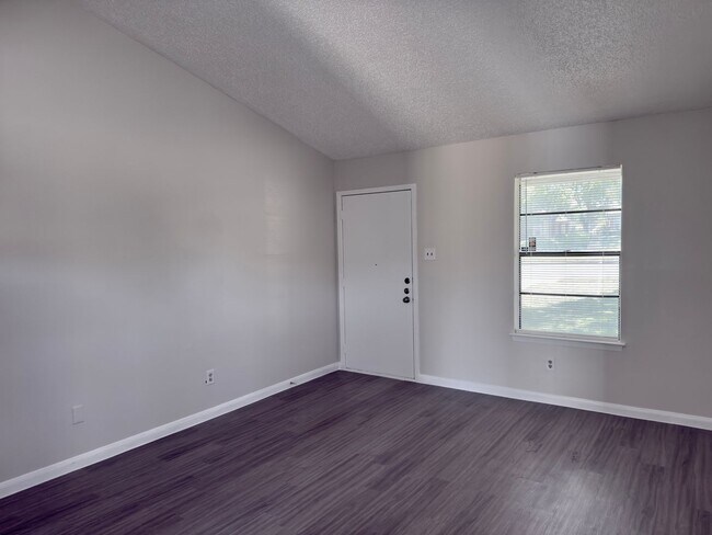 Building Photo - 1614 W Braker Ln