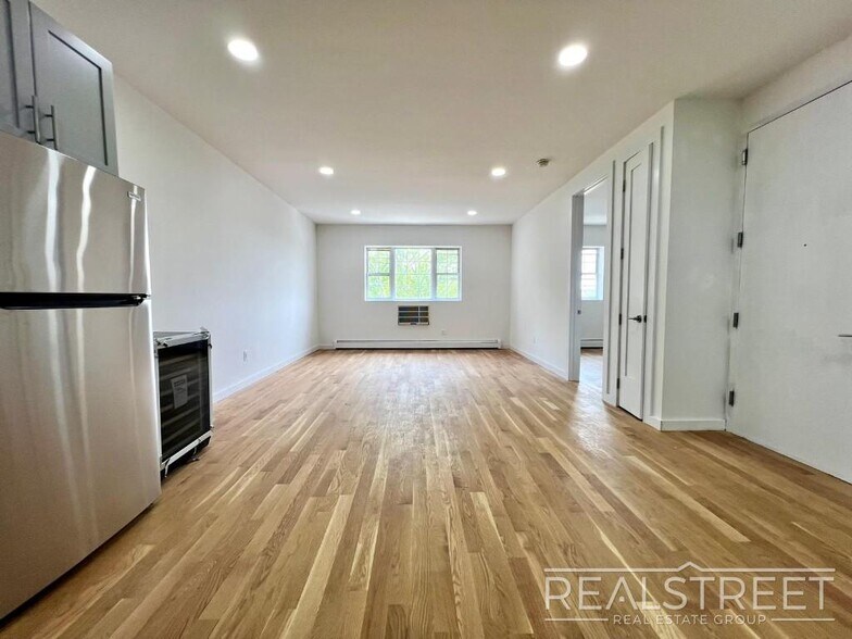 Building Photo - Massive 3,000+ Sq Ft 4BD/2BA Duplex with H...