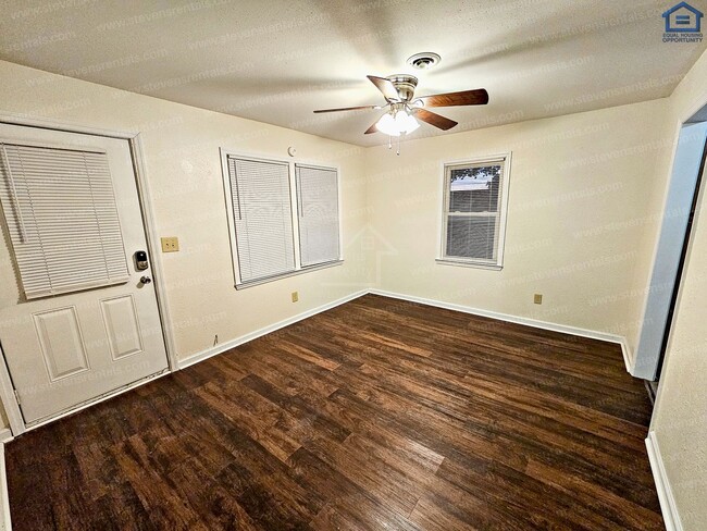 Building Photo - 702 Couch St