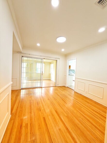 Building Photo - 1470 Del Mar Ave