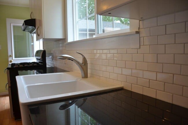 Building Photo - Completely Renovated Cottage in Crown Park...