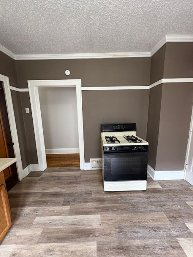 Building Photo - 3 Bedroom, 1 Bathroom Apartment Rent Ready!