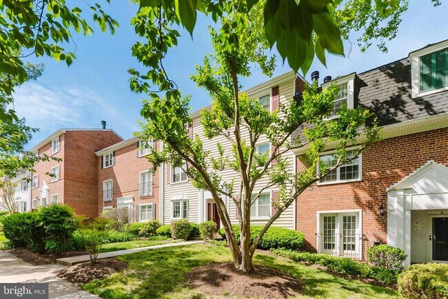 Building Photo - 2725 S Walter Reed Dr