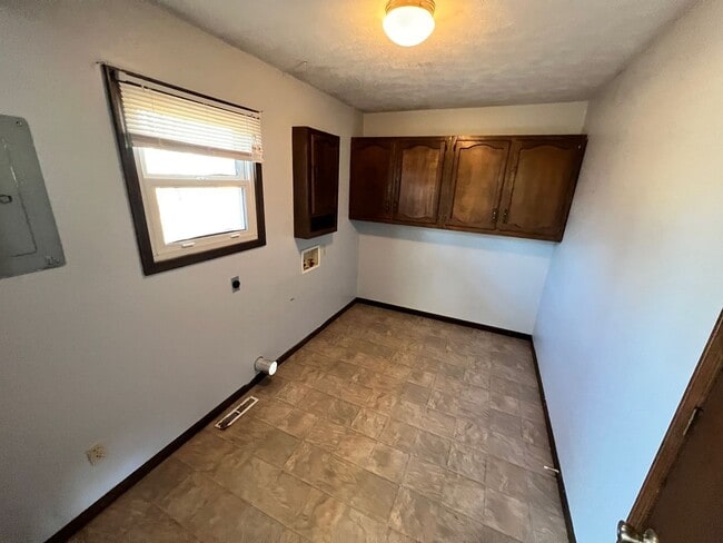 Building Photo - 3 Bedroom with Basement in Amanda Arnold School District