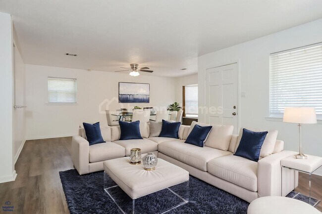 Building Photo - Charming Sherwood 3 BR Home with Fireplace & Big Yard