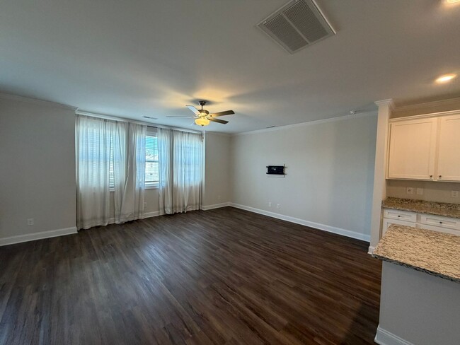 Building Photo - Spacious townhome in Riverwalk