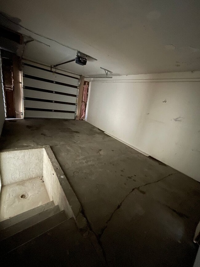 Building Photo - West Jordan Four Bedroom; Garage; New Kitchen Cabinets; Fenced Yard; Central Air