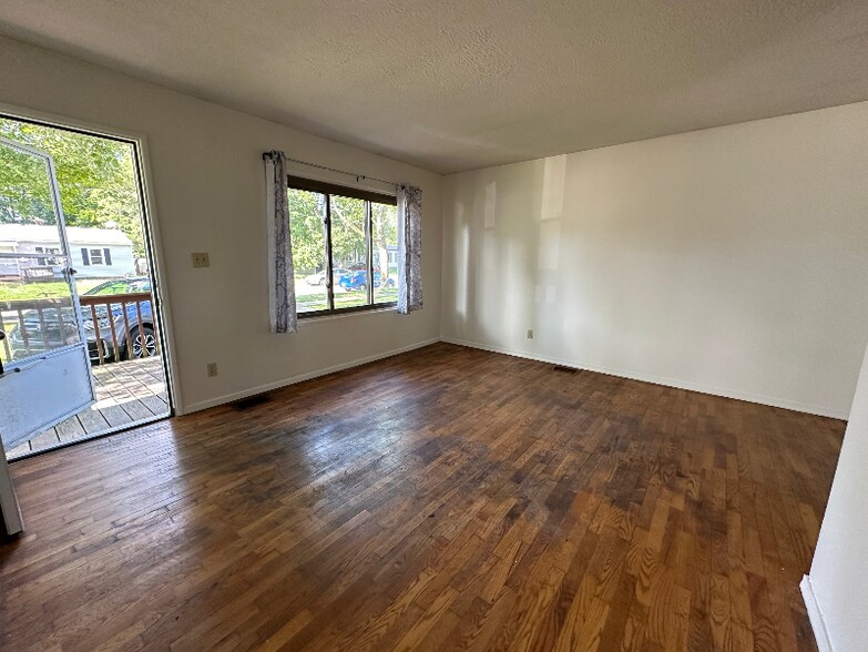 Building Photo - 3003 Cabot Dr