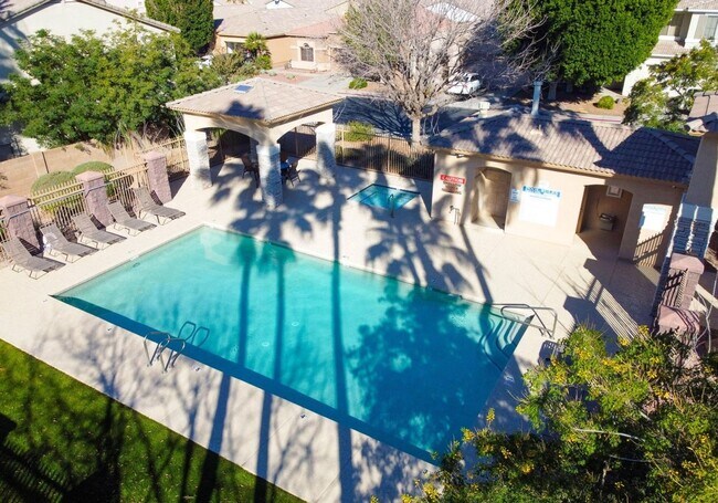Building Photo - 3 Bedroom Home in the Crismon Crossing Com...