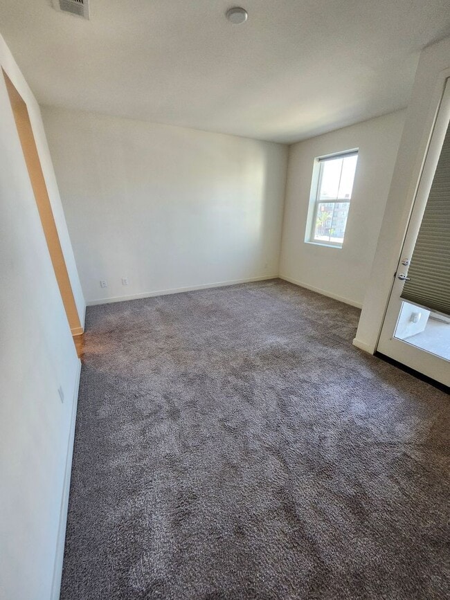 Building Photo - Gorgeous Tri-level Townhouse 3 beds 3 1/2 ...