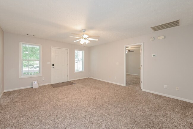 Building Photo - Fantastic 3bd/2ba home! Let yourself in!