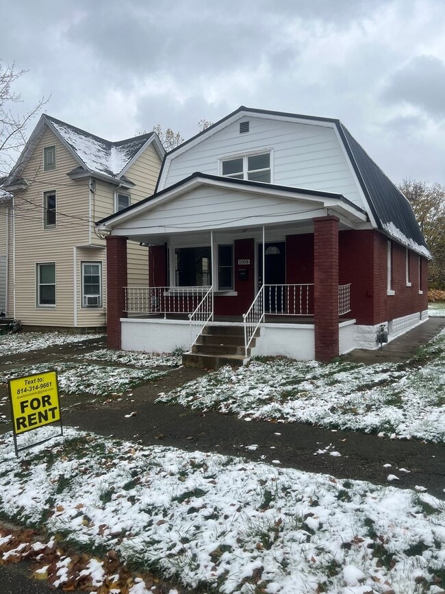 Primary Photo - Large 3 Bed 2 Bath House