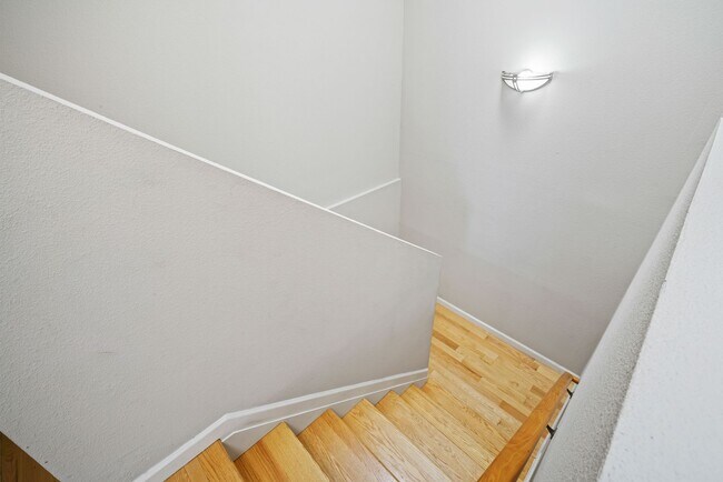 Building Photo - 3bed/2bath Top-Floor Flat w/ Modern SF Charm - Pet(s) Welcome