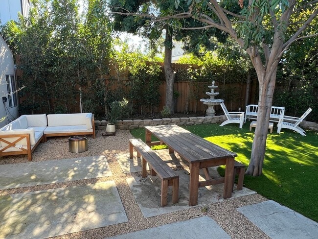 Building Photo - Large home with private yard