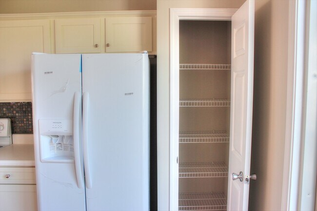 Building Photo - Great End Unit Townhome- Located in Mid-to...