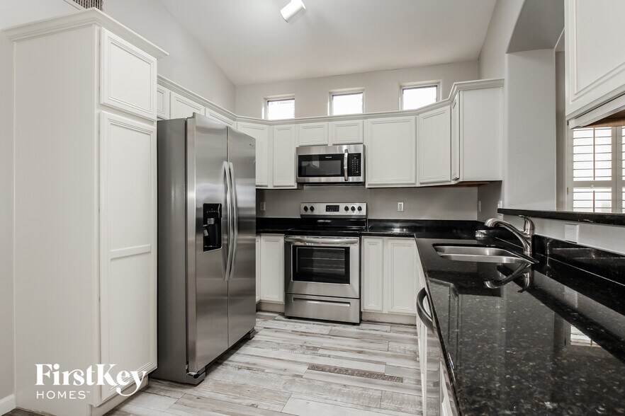 Building Photo - 11029 W Almeria Rd