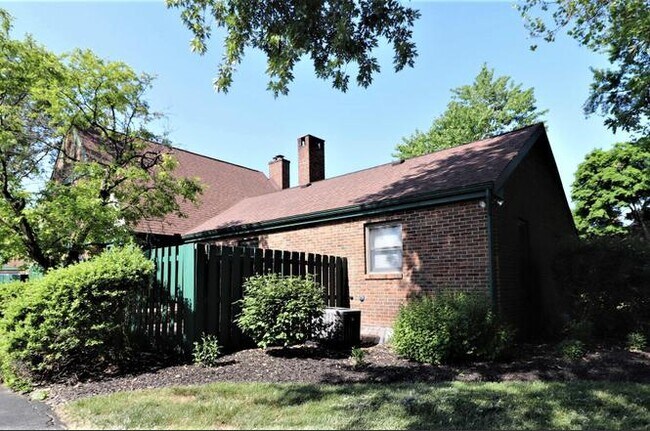 Building Photo - 4554 Sandringham Dr