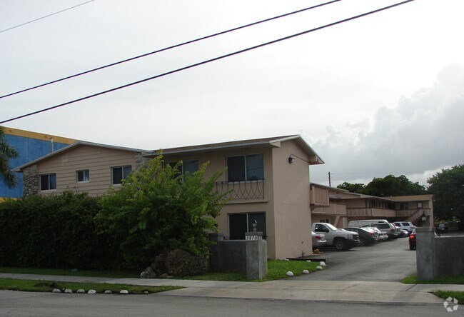 3870 SW 99th Ave - Apartamentos Las Palmas