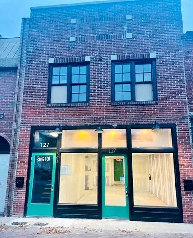 Building Photo - 127 Person St