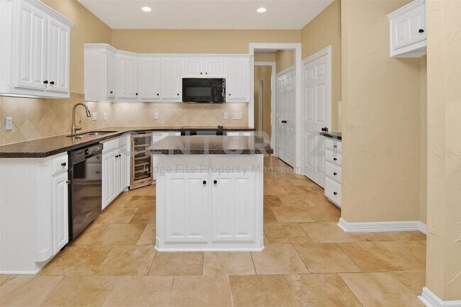 Building Photo - Beautiful 3/2/2 Townhome in Weatherford Ready For Move-In!