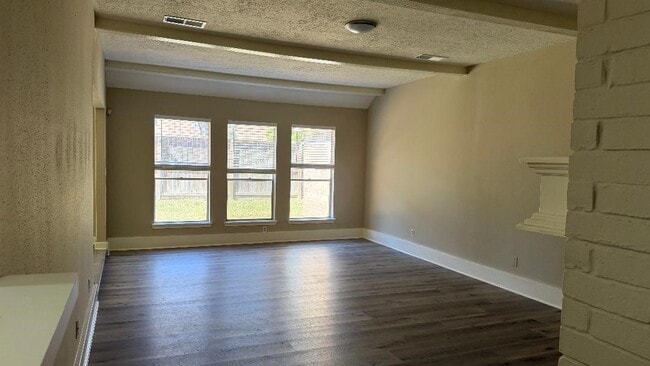 Building Photo - 2218 Woodland Park Dr