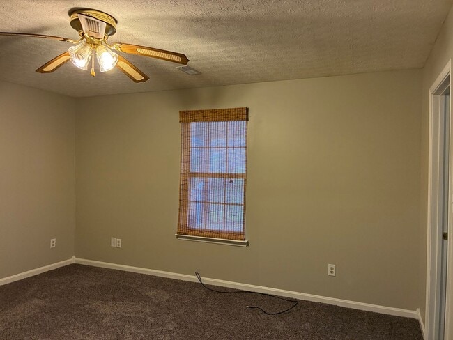 Building Photo - **NEW PRICE**   **New Paint**   **New Carpet**  Ready for YOU!!