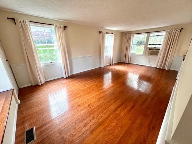 Building Photo - Beautiful Home - 3 Bedroom 2.5 Bathroom - ...