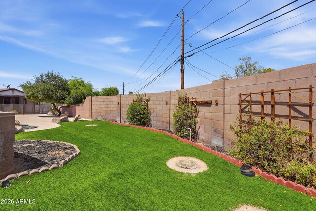 Building Photo - 1202 W Amelia Ave