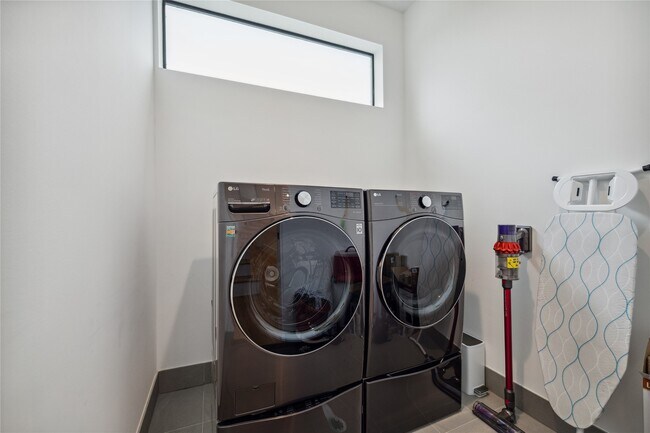 Building Photo - 711 Memorial Heights Dr