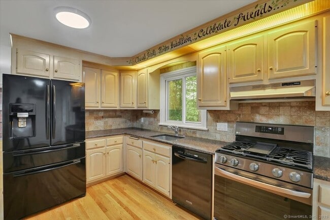 Building Photo - 77 Hemlock Ridge