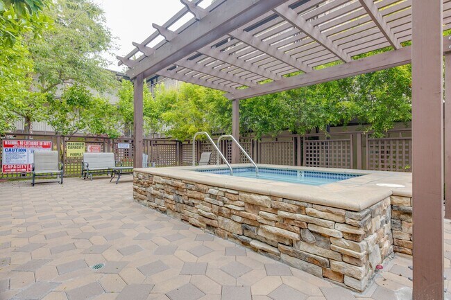Building Photo - 1 Bedroom / 1 Bathroom Rear Condo Unit