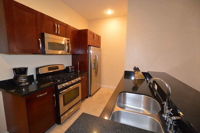 Building Photo - Panorama Towers / Villa Style Condo on two...