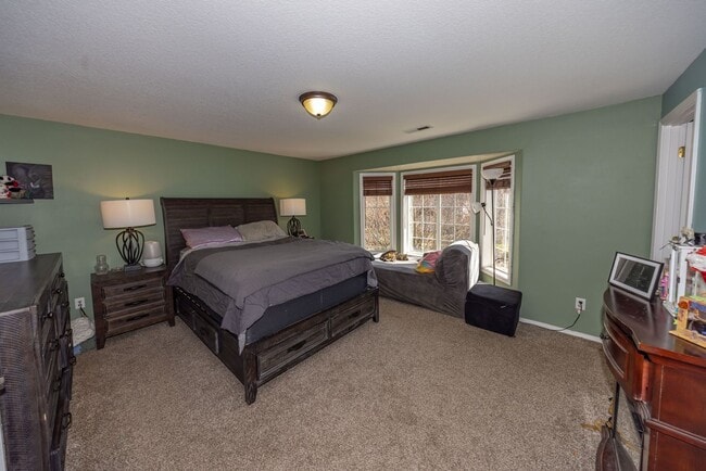 Building Photo - 5 Bedroom home, 2488sf with Central Air. Fenced Yard