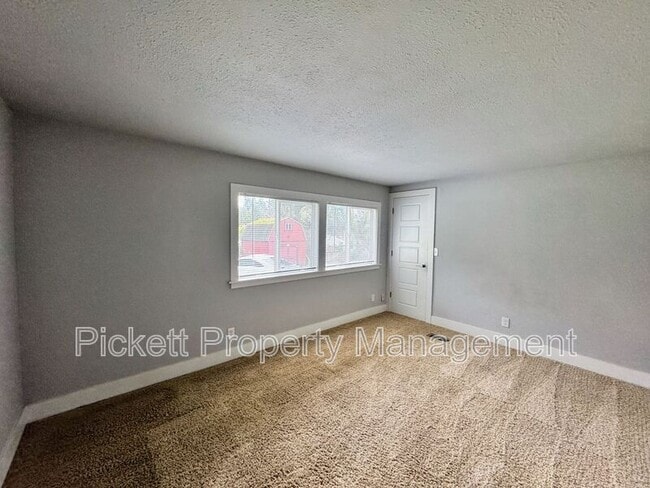 Building Photo - 2018 NE Jensen Ave