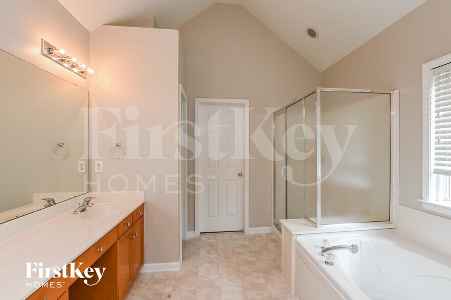 Building Photo - 2424 Coneflower Dr