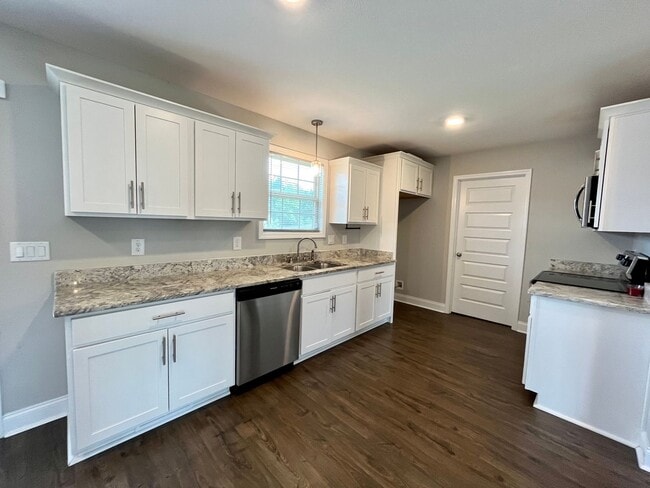 Building Photo - ** COMING SOON ** Beautiful Large Home in Great Location